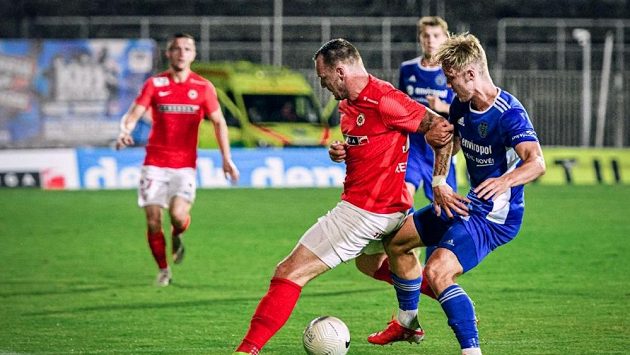 Jakub Řezníček v souboji s jihlavskými fotbalisty Jakub Řezníček v souboji s jihlavskými fotbalisty