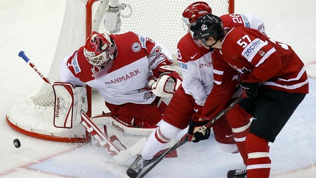 Kanaďan Tyler Myers se tlačí před branku dánského gólmana Patricka Galbraitha. Kanaďan Tyler Myers se tlačí před branku dánského gólmana Patricka Galbraitha.