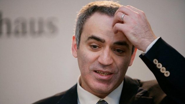 Exmistr světa Garri Kasparov prohrál s Davidem Navarou. Exmistr světa Garri Kasparov prohrál s Davidem Navarou.