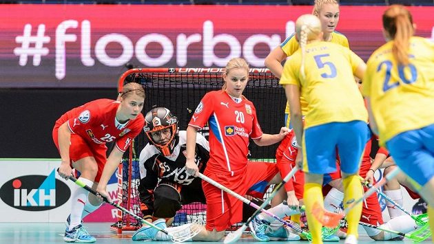 Švédskou standardní situaci brání zleva Eliška Vrátná, brankářka Lenka Kubíčková a Kamila Paloncyová. Švédskou standardní situaci brání zleva Eliška Vrátná, brankářka Lenka Kubíčková a Kamila Paloncyová.