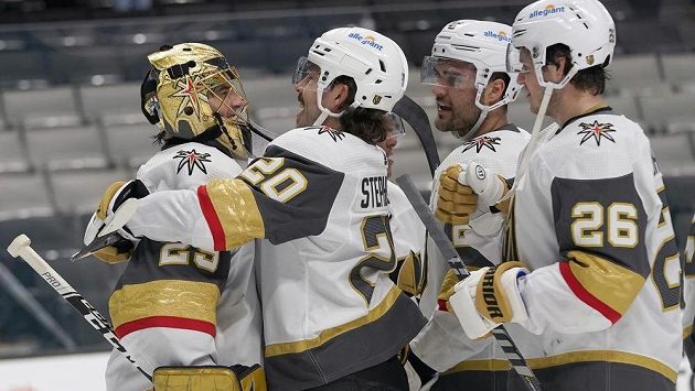 Brankář Marc-André Fleury se raduje se spoluhráči z Las Vegas z vysoké výhra nad San Jose. Brankář Marc-André Fleury se raduje se spoluhráči z Las Vegas z vysoké výhra nad San Jose.