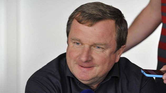 Trenér české fotbalové reprezentace Pavel Vrba byl po příjezdu do Olomouce v dobré náladě. Trenér české fotbalové reprezentace Pavel Vrba byl po příjezdu do Olomouce v dobré náladě.