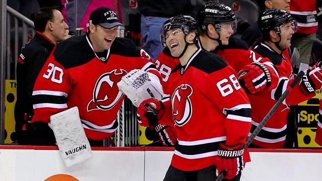 Sranda musí být. Jaromír Jágr a brankář New Jersey Devils Martin Brodeur (30) se radují z vítězství proti Minnesotě. Sranda musí být. Jaromír Jágr a brankář New Jersey Devils Martin Brodeur (30) se radují z vítězství proti Minnesotě.