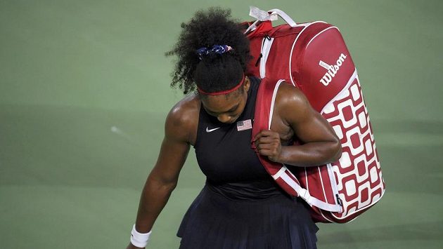 Zklamaná Serena Williamsová opouští kurt po porážce s Ukrajinkou Jelinou Svitolinovou. Zklamaná Serena Williamsová opouští kurt po porážce s Ukrajinkou Jelinou Svitolinovou.
