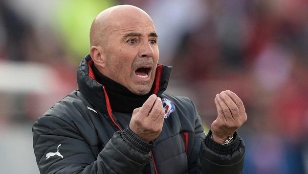 Jorge Sampaoli prožívá každý zápas svého mužstva velmi emotivně. Jorge Sampaoli prožívá každý zápas svého mužstva velmi emotivně.