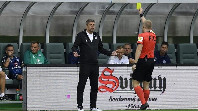 Trenér Slovácka dostává žlutou kartu od rozhodčího Jana Petříka. Trenér Slovácka dostává žlutou kartu od rozhodčího Jana Petříka.
