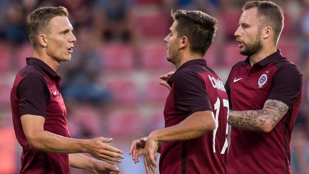 Bořek Dočkal (vlevo), Aleš Čermák a Michal Kadlec oslavují gól na 2:0 během ligového utkání se Slováckem. Bořek Dočkal (vlevo), Aleš Čermák a Michal Kadlec oslavují gól na 2:0 během ligového utkání se Slováckem.