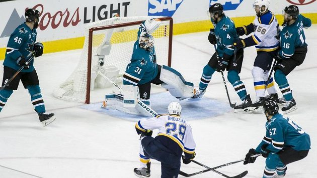 Útočník Kyle Brodziak (28) ze St. Louis střílí gól do sítě San Jose. Útočník Kyle Brodziak (28) ze St. Louis střílí gól do sítě San Jose.