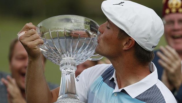 Bryson DeChambeau líbá trofej pro vítěze turnaje v Las Vegas. Bryson DeChambeau líbá trofej pro vítěze turnaje v Las Vegas.