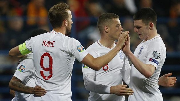 Kapitán anglické reprezentace Harry Kane se se spoluhráči raduje z gólu proti Černé Hoře. Kapitán anglické reprezentace Harry Kane se se spoluhráči raduje z gólu proti Černé Hoře.