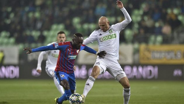 Zleva Joel Kayamba z Plzně a Marek Janečka z Karviné. Zleva Joel Kayamba z Plzně a Marek Janečka z Karviné.