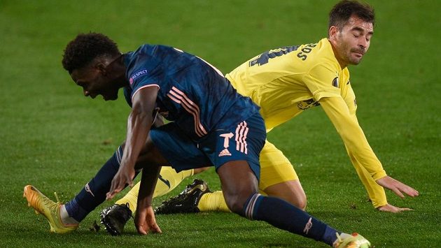 Bukayo Saka (vlevo) z Arsenalu v souboji s Manu Triguerosem z Villarrealu. Bukayo Saka (vlevo) z Arsenalu v souboji s Manu Triguerosem z Villarrealu.