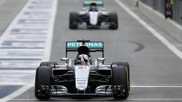Pilot Mercedesu Lewis Hamilton při prvním tréninku na Velkou cenu Abú Zabí. Pilot Mercedesu Lewis Hamilton při prvním tréninku na Velkou cenu Abú Zabí.