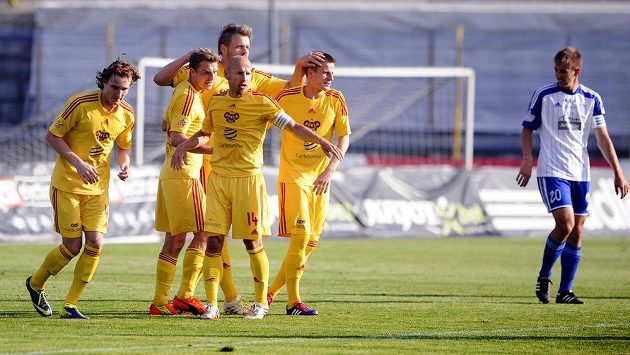 Fotbalisté Dukly Praha se radují z gólu v utkání proti Znojmu. Fotbalisté Dukly Praha se radují z gólu v utkání proti Znojmu.