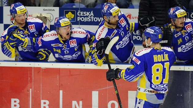 Útočník Zlína Petr Holík oslavuje se spoluhráči gól Beranů proti Kometě. Útočník Zlína Petr Holík oslavuje se spoluhráči gól Beranů proti Kometě.