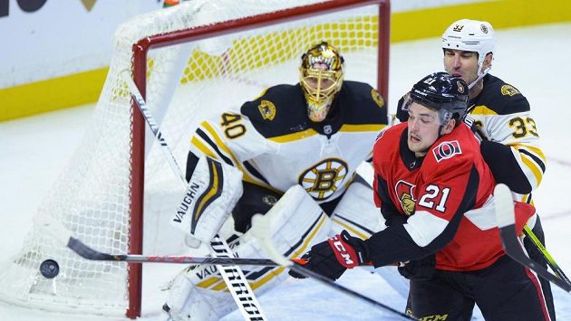 Centr Ottawy Logan Brown se snaží sklepnout puk před brankářem Bostonu Tuukkou Raskem, střeží ho slovenský zadák Zdeno Chára. Centr Ottawy Logan Brown se snaží sklepnout puk před brankářem Bostonu Tuukkou Raskem, střeží ho slovenský zadák Zdeno Chára.