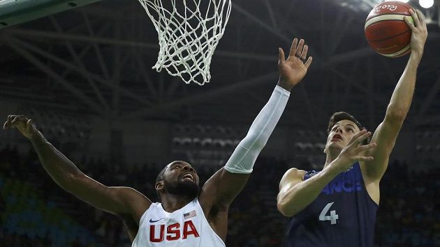 Basketbalista Thomas Heurtel z Francie (vpravo) a americký reprezentant Kyrie Irving. Basketbalista Thomas Heurtel z Francie (vpravo) a americký reprezentant Kyrie Irving.