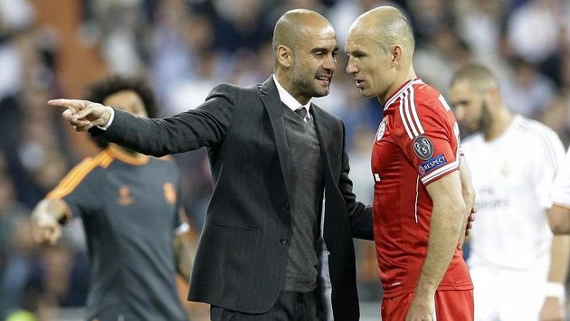 Trenér Bayernu Pep Guardiola a záložník Arjen Robben během středečního utkání na Santiago Bernabéu. Trenér Bayernu Pep Guardiola a záložník Arjen Robben během středečního utkání na Santiago Bernabéu.