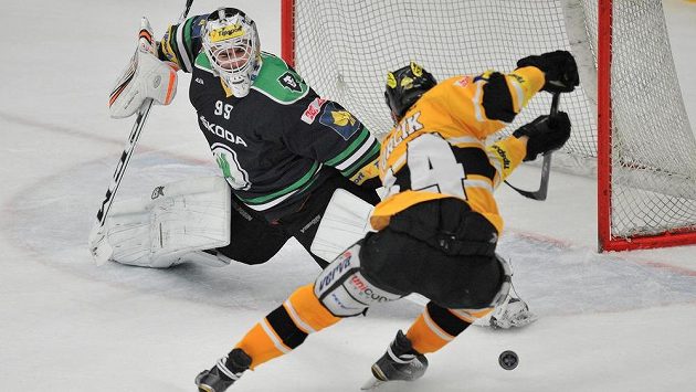 Brankář Boleslavi Martin Růžička zasahuje před útočníkem Litvínova Ondřejem Jurčíkem. Brankář Boleslavi Martin Růžička zasahuje před útočníkem Litvínova Ondřejem Jurčíkem.