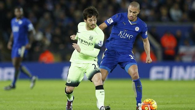 Fotbalista Leicesteru City Gökhan Inler v souboji s Davidem Silvou z Manchesteru City v utkání 19. kola Premier League. Fotbalista Leicesteru City Gökhan Inler v souboji s Davidem Silvou z Manchesteru City v utkání 19. kola Premier League.