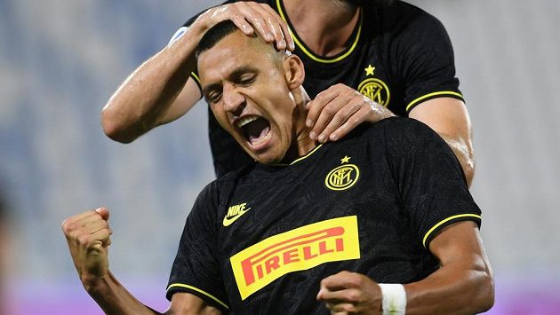 Alexis Sánchez z Interu Milán se raduje z gólu proti Ferraře. Alexis Sánchez z Interu Milán se raduje z gólu proti Ferraře.