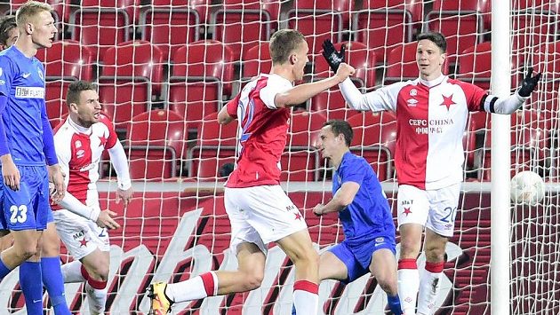 Jiří Bílek ze Slavie (vpravo) oslavuje se spoluhráčem Tomášem Součkem svůj gól proti Brnu. Jiří Bílek ze Slavie (vpravo) oslavuje se spoluhráčem Tomášem Součkem svůj gól proti Brnu.