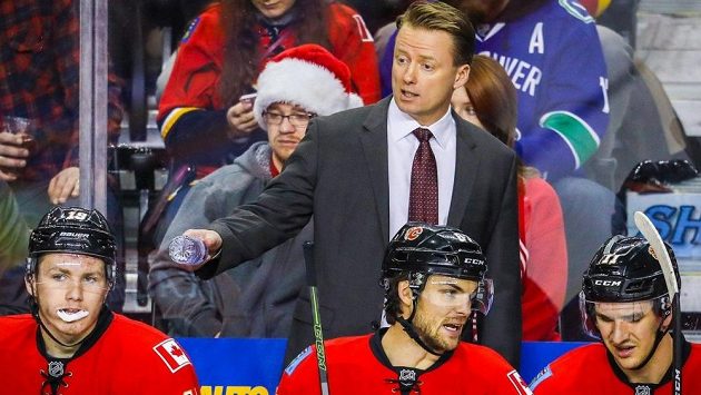 Trenér Calgary Glen Gulutzan, pod ním Michael Frolík. Trenér Calgary Glen Gulutzan, pod ním Michael Frolík.