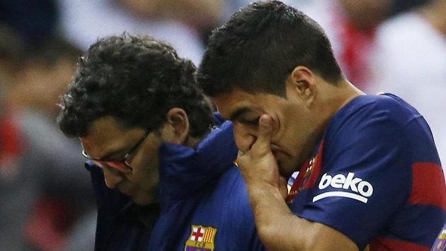 Barcelonský Luis Suárez musel ve finále Španělského poháru se Sevillou střídat pro zranění. Barcelonský Luis Suárez musel ve finále Španělského poháru se Sevillou střídat pro zranění.