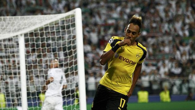 Útočník Borussie Dortmund Pierre-Emerick Aubameyang se raduje z gólu. Útočník Borussie Dortmund Pierre-Emerick Aubameyang se raduje z gólu.