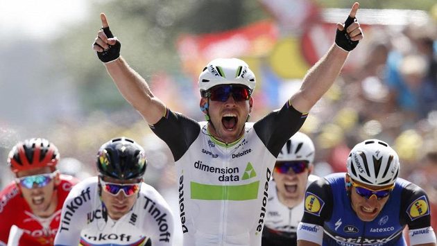 Britský spurtér Mark Cavendish se raduje z vítězství v úvodní etapě letošní Tour de France. Britský spurtér Mark Cavendish se raduje z vítězství v úvodní etapě letošní Tour de France.