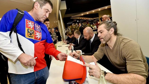 Členové zlatého týmu hokejistů z olympijských her 1998 v Naganu se podepisovali 5. února 2018 v Síni slávy českého hokeje v Praze svým příznivcům při příležitosti dvacátého výročí historického triumfu. Mezi sedmnáctkou tehdejších reprezentantů nechyběl ani jediný aktivní hráč Jaromír Jágr (vpravo) Členové zlatého týmu hokejistů z olympijských her 1998 v Naganu se podepisovali 5. února 2018 v Síni slávy českého hokeje v Praze svým příznivcům při příležitosti dvacátého výročí historického triumfu. Mezi sedmnáctkou tehdejších reprezentantů nechyběl ani jediný aktivní hráč Jaromír Jágr (vpravo)