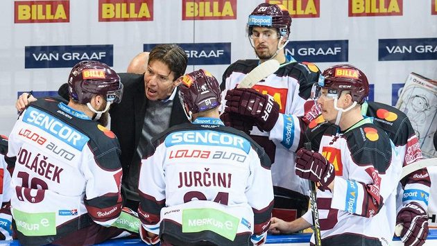 Trenér Sparty Uwe Krupp udílí pokyny svým svěřencům. Trenér Sparty Uwe Krupp udílí pokyny svým svěřencům.