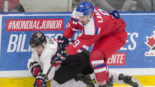 Český útočník Dominik Lakatoš v přípravném duelu s Kanadou, v němž si poranil klíční kost a přijde tak juniorský světový šampionát. Český útočník Dominik Lakatoš v přípravném duelu s Kanadou, v němž si poranil klíční kost a přijde tak juniorský světový šampionát.