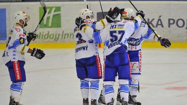 Hokejisté Komety Brno se radují z branky do pardubické sítě. Hokejisté Komety Brno se radují z branky do pardubické sítě.