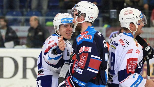 Brněnský Marek Kvapil (v bílém) se zdraví s chomutovským Ivanem Humlem. Bude se nakonec z přímého postupu do čtvrtfinále play off radovat Kometa, nebo Piráti? Brněnský Marek Kvapil (v bílém) se zdraví s chomutovským Ivanem Humlem. Bude se nakonec z přímého postupu do čtvrtfinále play off radovat Kometa, nebo Piráti?