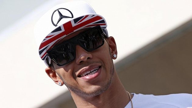 Jezdec stáje Mercedes Lewis Hamilton v zázemí poslední letošní Velké ceny vozů formule 1. Jezdec stáje Mercedes Lewis Hamilton v zázemí poslední letošní Velké ceny vozů formule 1.