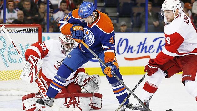 Mrázek nepustil v utkání s Edmontonem ani gól a pomohl Detroitu k vítězství. Na snímku také obránce Jakub Kindl (vpravo) Mrázek nepustil v utkání s Edmontonem ani gól a pomohl Detroitu k vítězství. Na snímku také obránce Jakub Kindl (vpravo)