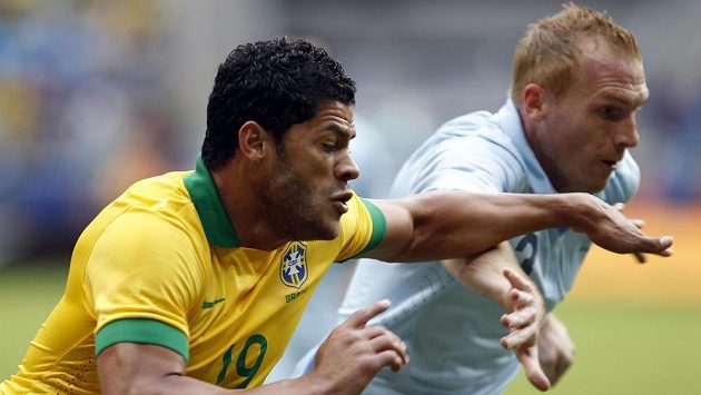 Brazilec Hulk (vlevo) v souboji s Jeremy Mathieu z Francie. Brazilec Hulk (vlevo) v souboji s Jeremy Mathieu z Francie.