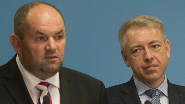 Ministr vnitra Milan Chovanec (vpravo) a předseda Fotbalové asociace ČR Miroslav Pelta na tiskové konferenci po jednání k problematice bezpečnosti při fotbalových utkáních. Ministr vnitra Milan Chovanec (vpravo) a předseda Fotbalové asociace ČR Miroslav Pelta na tiskové konferenci po jednání k problematice bezpečnosti při fotbalových utkáních.