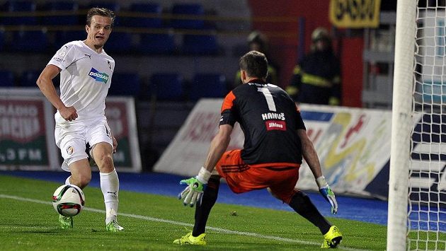 Jan Kopic z Plzně před brankářem Jihlavy Janem Hanušem. Jan Kopic z Plzně před brankářem Jihlavy Janem Hanušem.
