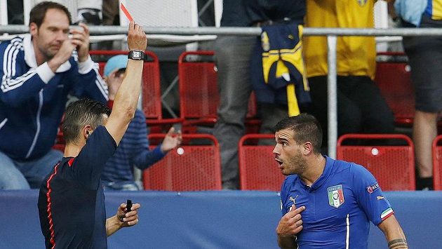 Italský záložník Stefano Sturaro (vpravo) vidí od rozhodčího Anastasiose Sidiropoulose červenou kartu. Italský záložník Stefano Sturaro (vpravo) vidí od rozhodčího Anastasiose Sidiropoulose červenou kartu.