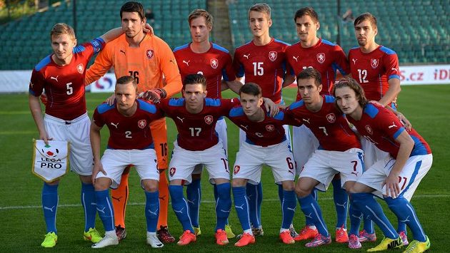 Mužstvo reprezentace U21 před utkáním s Itálií - horní řada zleva: Jakub Brabec, Karel Hrubeš, Tomáš Kalas, Jakub Plšek, Jan Malík a Vojtěch Hadaščok. Dolní řada zleva: Vladimír Coufal, Tomáš Přikryl, Jan Sýkora, David Houska a Matěj Hanousek. Mužstvo reprezentace U21 před utkáním s Itálií - horní řada zleva: Jakub Brabec, Karel Hrubeš, Tomáš Kalas, Jakub Plšek, Jan Malík a Vojtěch Hadaščok. Dolní řada zleva: Vladimír Coufal, Tomáš Přikryl, Jan Sýkora, David Houska a Matěj Hanousek.