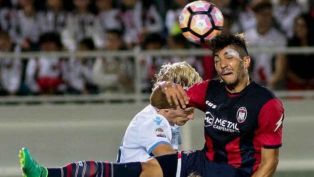 Fotbalisté Crotone se zachránili v Serii A a z jejich trenéra bude na pár dní cyklista. Fotbalisté Crotone se zachránili v Serii A a z jejich trenéra bude na pár dní cyklista.