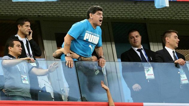 Slavný Diego Maradona během duelu Argentiny s Nigérií. Slavný Diego Maradona během duelu Argentiny s Nigérií.