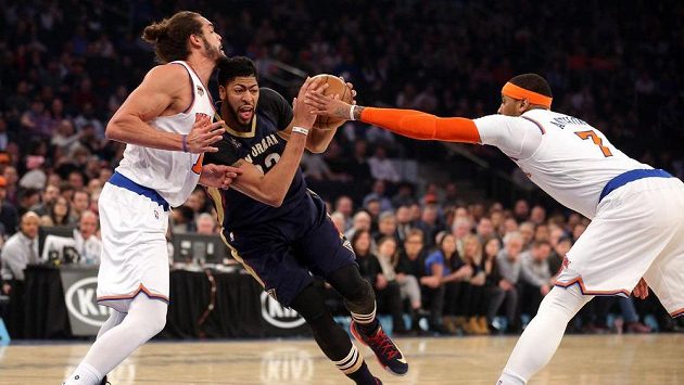 Anthony Davis (23) z New Orleans se prodírá přes Joakima Noaha (13) a Carmela Anthonyho (7) z New York Knicks. Anthony Davis (23) z New Orleans se prodírá přes Joakima Noaha (13) a Carmela Anthonyho (7) z New York Knicks.