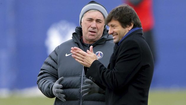Leonardo (vpravo), sportovní ředitel PSG, v rozhovoru s koučem pařížských fotbalistů Carlem Ancelottim. Leonardo (vpravo), sportovní ředitel PSG, v rozhovoru s koučem pařížských fotbalistů Carlem Ancelottim.