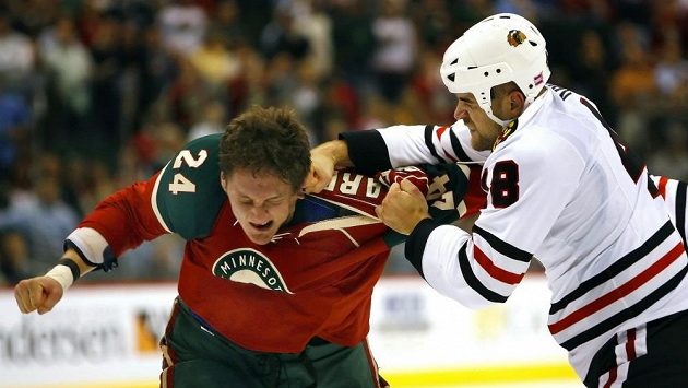 Na snímku z roku 2007 inkasuje Derek Boogaard v dresu Minnesoty úder od Davida Kočího z Chicaga. Na snímku z roku 2007 inkasuje Derek Boogaard v dresu Minnesoty úder od Davida Kočího z Chicaga.