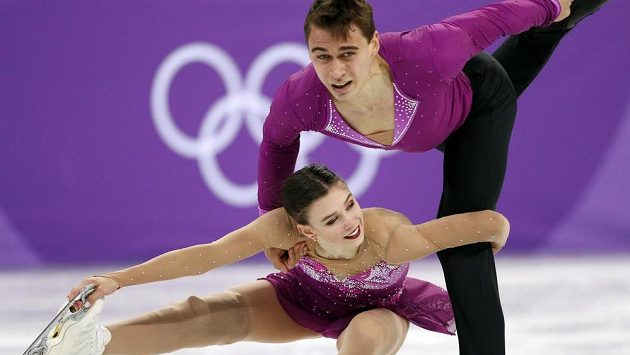 Juniorští mistři světa z roku 2016 Anna Dušková a Martin Bidař mají za sebou v soutěži sportovních dvojic krátký program. Juniorští mistři světa z roku 2016 Anna Dušková a Martin Bidař mají za sebou v soutěži sportovních dvojic krátký program.