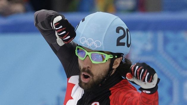 Kanaďan Charles Hamelin ze raduje ze zlaté medaile v shorttracku na 1500 metrů. Kanaďan Charles Hamelin ze raduje ze zlaté medaile v shorttracku na 1500 metrů.