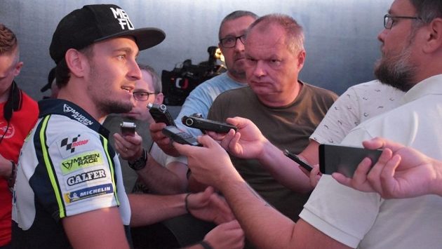 Karel Abraham v rozhovoru s novináři před domácí Grand Prix. Karel Abraham v rozhovoru s novináři před domácí Grand Prix.